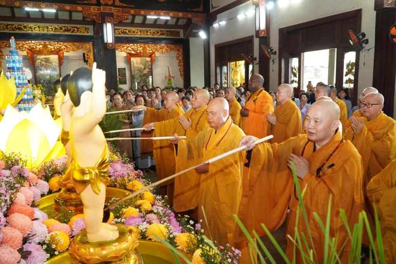 Chư tôn đức tổ đình Vĩnh Nghiêm thực hiện nghi thức Tắm Phật sáng 8-4-Bính Ngọ