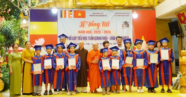 Các em học sinh Lớp 5 nhận Giấy chứng nhận hoàn thành chương trình Tiểu học tại Lớp phổ cập Trường Tiểu học Trần Quang Khải - chùa Kỳ Quang 2