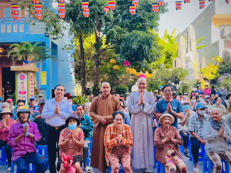 Chùa Liên Trì, Phổ Hiền cùng MTTQVN P.Vũng Tàu tặng quà đến người dân