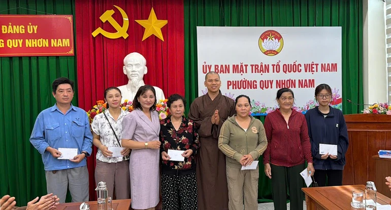 Đại diện các tự viện trên địa bàn P.Quy Nhơn Nam trao quà đến các gia đình diện chính sách