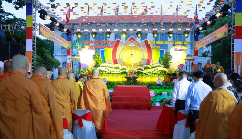 Trang nghiêm Đại lễ Phật đản Phật lịch 2570 tại phường Vũng Tàu, TP.HCM - Ảnh: Trung Thắng