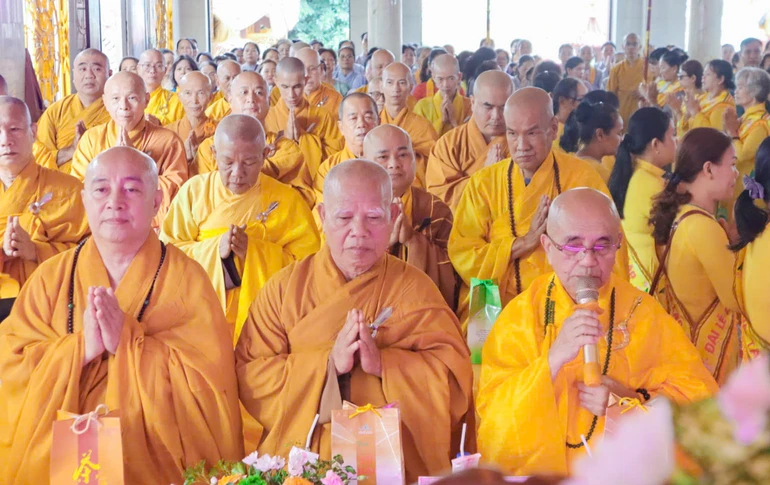 Chư tôn đức các phường trang nghiêm Kính mừng Đại lễ Phật đản tại chùa Quảng Đức