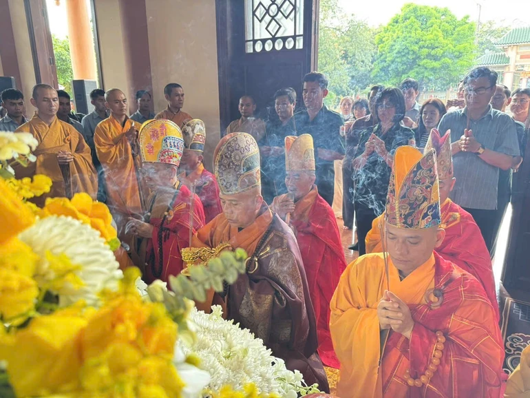 Chư tôn đức, đại biểu dâng hương