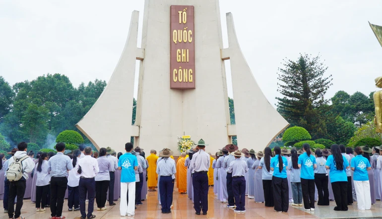 Đoàn Ban Trị sự, Tăng Ni, Phật tử tỉnh Đắk Lắk dâng hương tưởng niệm tại Đài Liệt sĩ tỉnh (đường Võ Thị Sáu, phường Tân Lập)