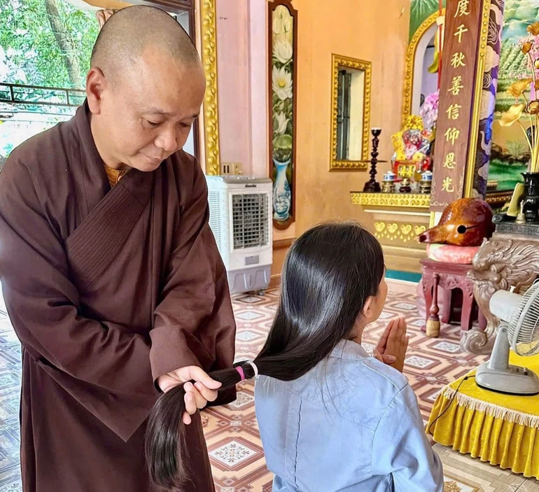 Đoàn sinh Gia đình Phật tử chùa Phổ Thiện hiến tóc tặng bệnh nhân ung thư