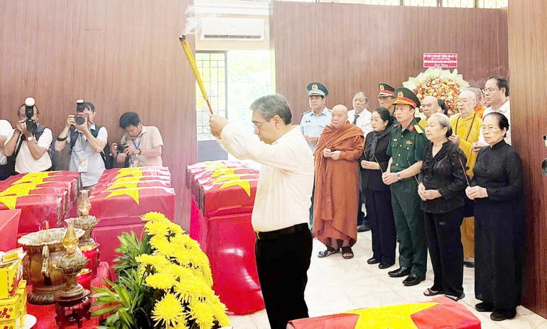 Ông Nguyễn Phước Lộc, Ủy viên Trung ương Đảng, Phó Bí thư Thành ủy, Chủ tịch Ủy ban MTTQVN TP.HCM cùng các đại biểu dâng hương tưởng niệm các anh hùng liệt sĩ đã hy sinh để bảo vệ nền hòa bình, độc lập, tự do của dân tộc