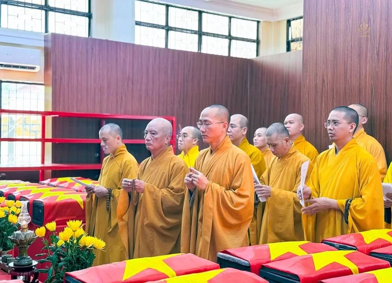 Chư tôn đức chùa Bửu Đà dâng hương tưởng niệm các anh hùng, liệt sĩ tại nơi quàn hài ở Công viên Lê Thị Riêng