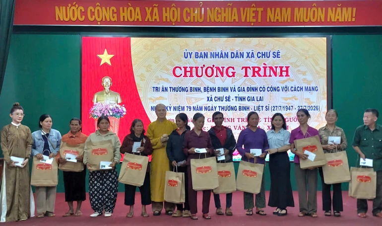 Chùa Mỹ Thạch tặng quà tri ân các gia đình có công cách mạng, nhân kỷ niệm 79 năm Ngày Thương binh - Liệt sĩ 27-7