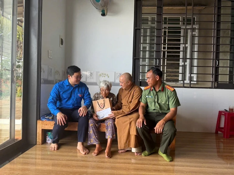 Đại đức Thích Minh Đăng, trụ trì chùa Hoa Nghiêm cùng đại diện chính quyền xã thăm hỏi tặng quà tri ân đến các gia đình người có công, thân nhân liệt sĩ tiêu biểu trên địa bàn xã