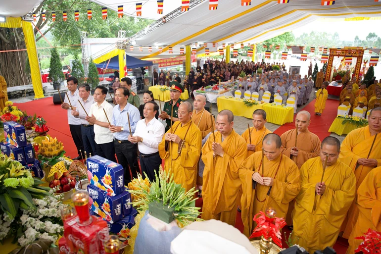 Ban Thường trực Ban Trị sự GHPGVN tỉnh Phú Thọ, đại diện chính quyền tưởng niệm tri ân các anh hùng liệt sĩ