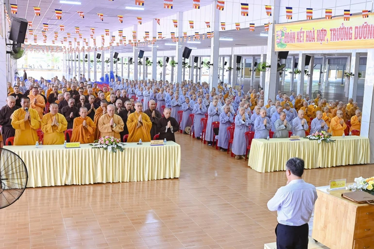 Niệm Phật trước khi bắt đầu chuyên đề