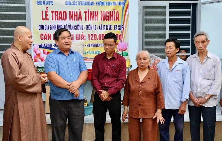 Đại đức Thích Minh Phương thăm hỏi và bàn giao nhà đến hộ gia đình ông Hồ Văn Cường
