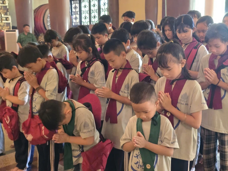 Các em lớp giáo lý Bé học Phật cúi đầu tưởng niệm các anh hùng liệt sĩ tại Đền Bến Dược 