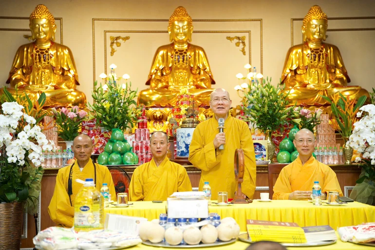Hòa thượng Thích Quảng Tùng phát biểu tại buổi thăm trường hạ