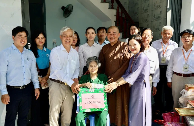 Bàn giao nhà Đại đoàn kết đến gia đình bà Lê Thị Mai