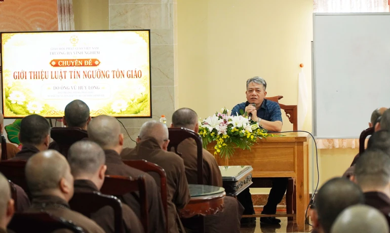 Ông Vũ Huy Long, Phó Trưởng phòng Phật giáo - Sở Dân tộc và Tôn giáo TP.HCM chia sẻ chuyên đề về Luật Tín ngưỡng, tôn giáo tại chùa Vĩnh Nghiêm