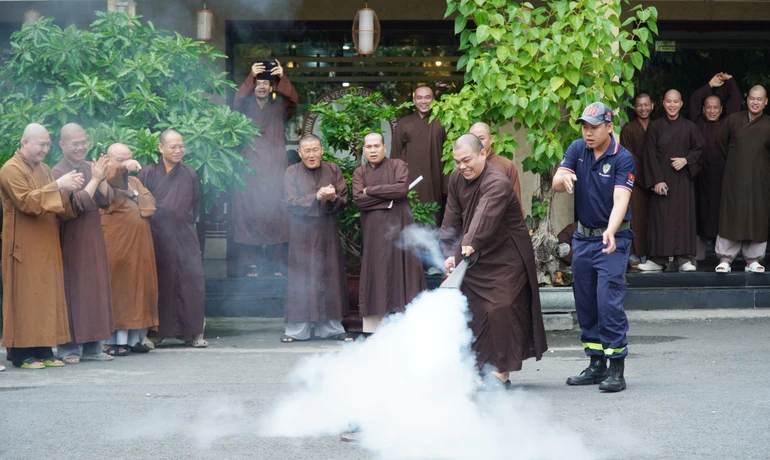 Chư Tăng chùa Vĩnh Nghiêm tập huấn phòng cháy chữa cháy