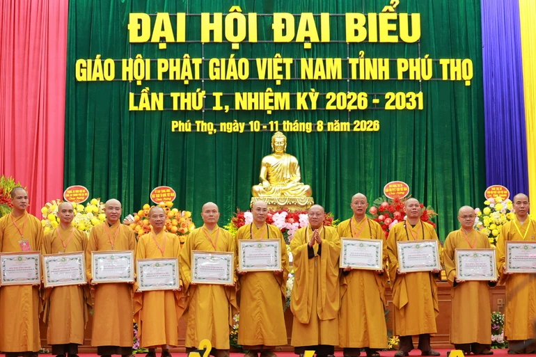 Trung ương Giáo hội tặng Bằng tuyên dương công đức đến tập thể Ban Trị sự và cá nhân có nhiều đóng góp tích cực cho sự phát triển của Phật giáo tỉnh trong nhiệm kỳ 2022-2027