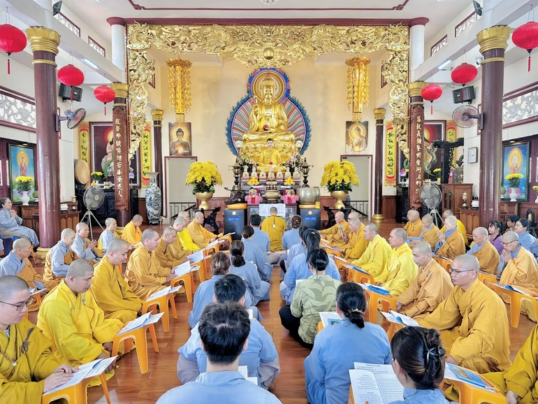 Khóa lễ tụng kinh tại chánh điện 