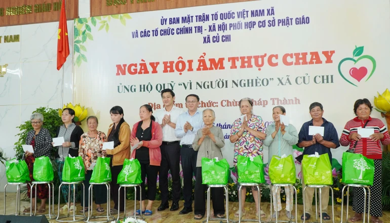 Giám đốc Sở Dân tộc và Tôn giáo TP.HCM Lâm Đình Thắng và ông Hứa Quốc Hưng, Bí thư Đảng ủy, Chủ tịch HĐND xã Củ Chi trao các phần quà ý nghĩa đến người khó khăn trên địa bàn xã 