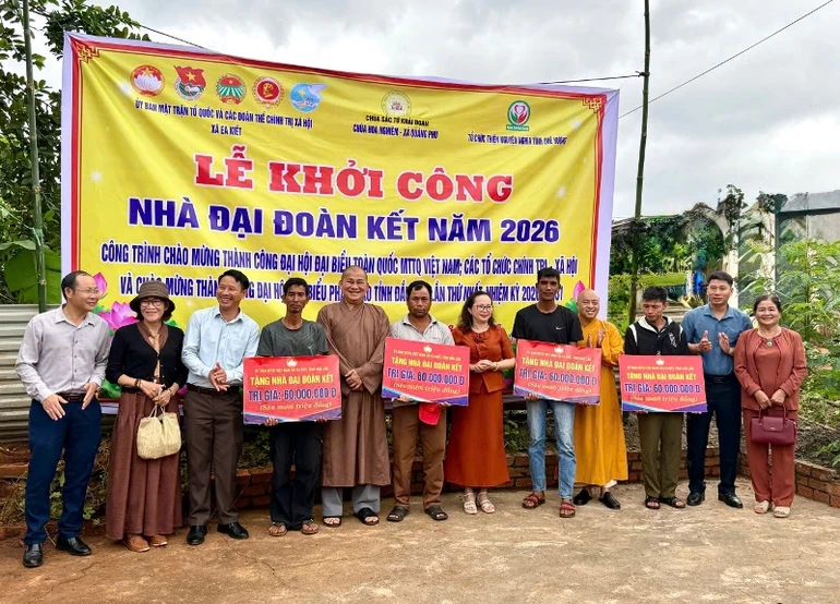 Chùa Hoa Nghiêm, Sắc tứ Khải Đoan phối hợp tặng nhà Đại đoàn kết đến người dân khó khăn 