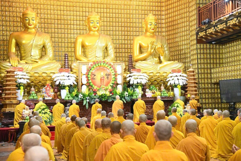 Khóa lễ Tự tứ tại chánh điện chùa Giác Ngộ 