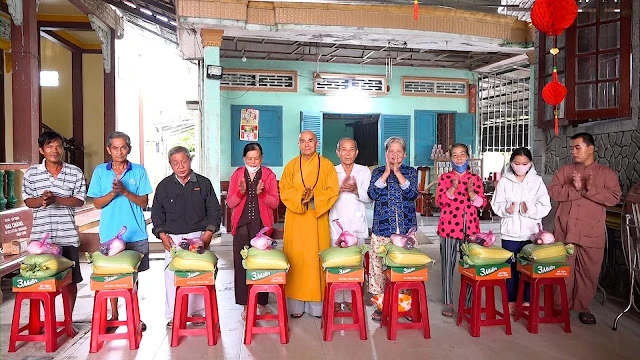 Chùa Phước Đức tặng quà Vu lan 