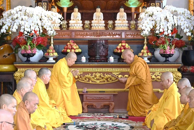 Lễ Tự tứ tại chùa Liên Trì