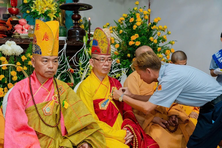 Nghi thức cài hoa hồng Vu lan 