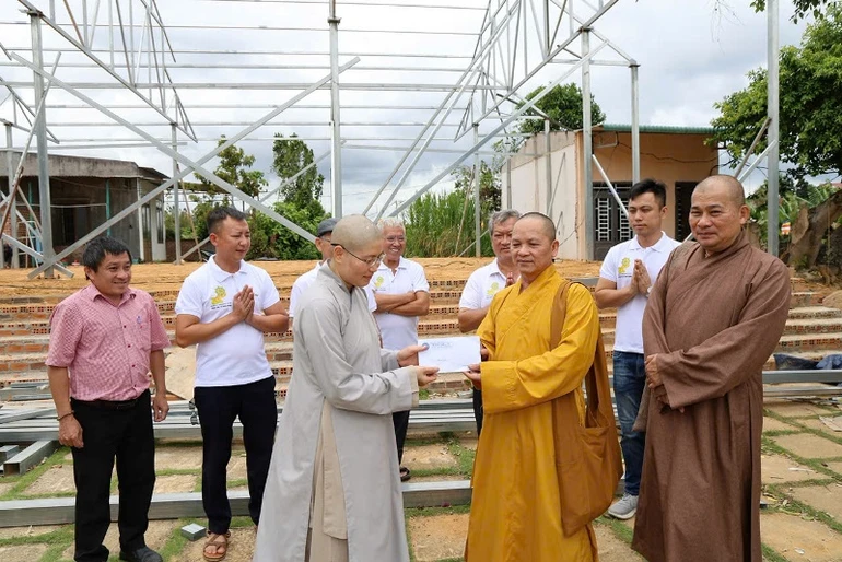 Chư tôn đức Ban Trị sự GHPGVN tỉnh Đắk Lắk thăm hỏi, trao tịnh tài hỗ trợ đến chùa Tuệ Đăng 