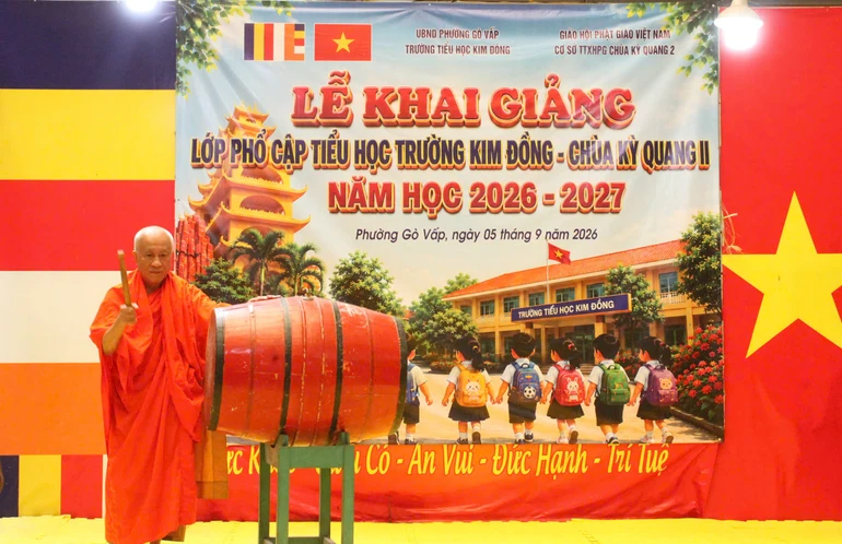Hòa thượng Thích Thiện Chiếu, Giám đốc Cơ sở Từ thiện xã hội Phật giáo chùa Kỳ Quang 2 đánh trống khai giảng - Ảnh: Quang Hải 