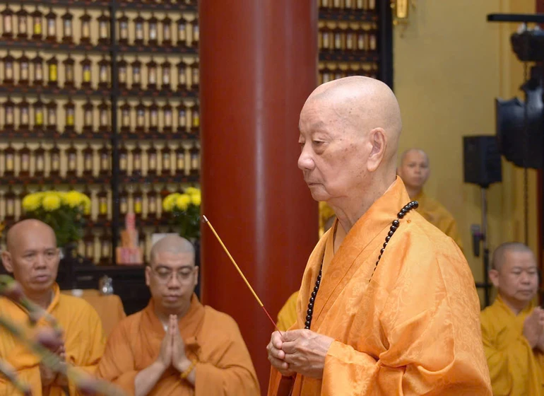 Đức Pháp chủ GHPGVN - Đại lão Hòa thượng Thích Trí Quảng tưởng niệm Hòa thượng Thích Nhật Quang tại chùa Ấn Quang - Ảnh: Bảo Toàn/BGN