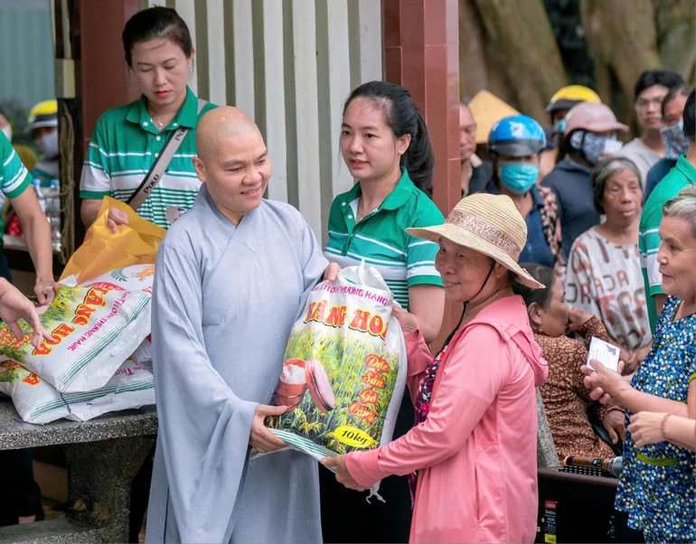 Chùa Hải Vân tặng quà đến người dân địa phương 