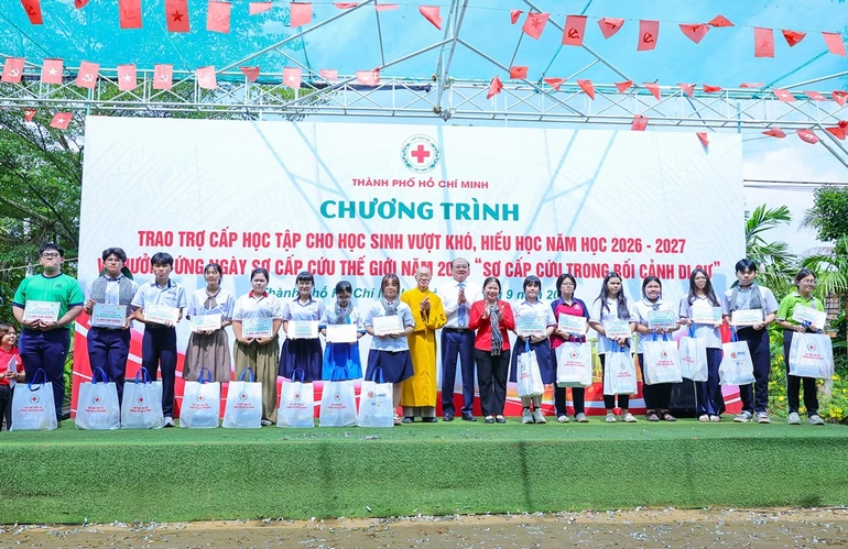Hội Chữ thập đỏ TP.HCM cùng các đơn vị trao trợ cấp học tập và quà đến các em học sinh