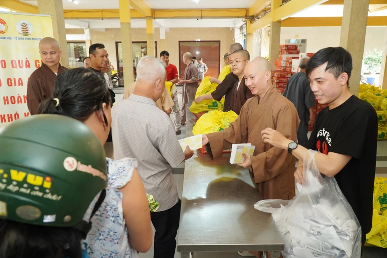 Chùa Vĩnh Nghiêm trao tặng 500 phần quà đến người dân khó khăn tại địa phương