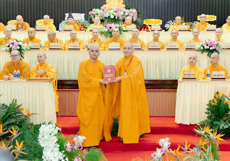 Thượng tọa Thích Đồng Thành, Hiệu trưởng Trường Trung cấp Phật học Nguyên Thiều (Gia Lai) trao bằng tốt nghiệp đến Tăng sinh