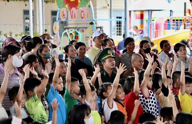 Chùa Sắc tứ Khải Đoan tặng quà trung thu đến các em 