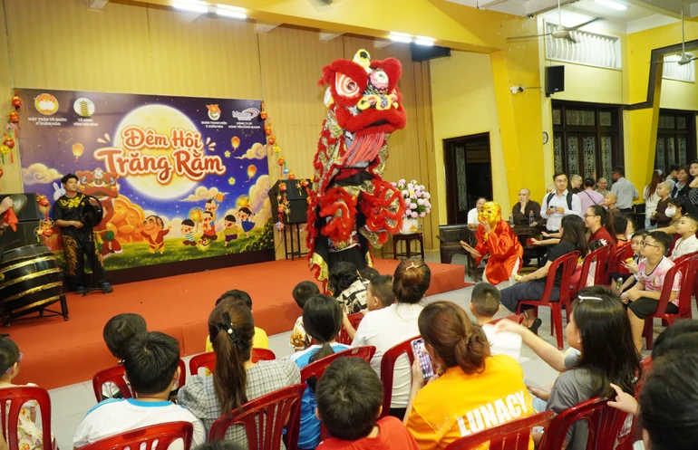 "Đêm hội trăng rằm" tại chùa Vĩnh Nghiêm