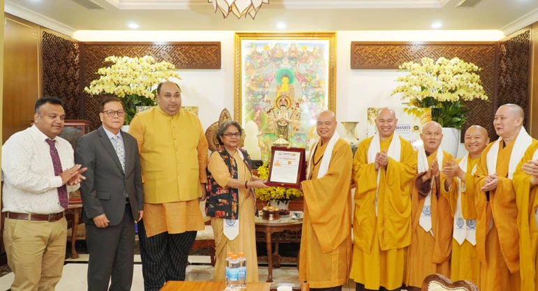 Hiệu trưởng kiêm Chủ tịch Đại học Swami Vivekananda Subharti trao “Giải thưởng Người thắp sáng diệu pháp toàn cầu” đến Thượng tọa Thích Thanh Phong tại tổ đình Vĩnh Nghiêm