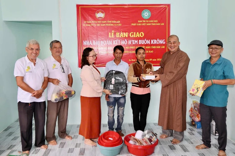Lễ bàn giao nhà Đại đoàn kết cho gia đình bà H’Em (buôn Krông)