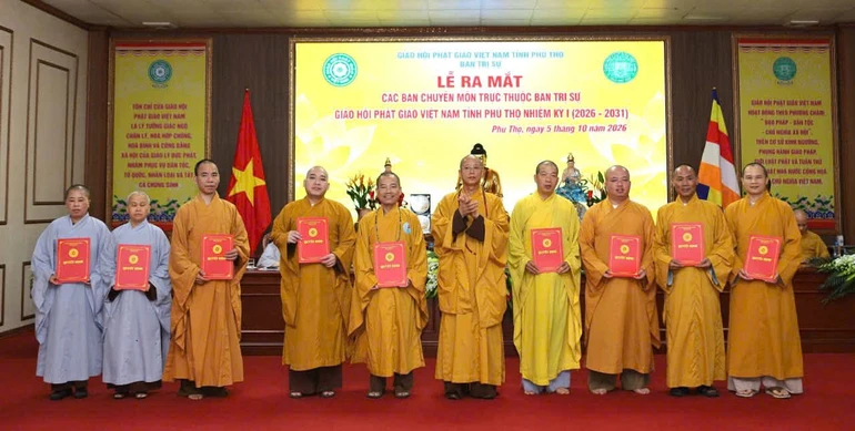 Thượng tọa Thích Minh Nghiêm, Trưởng ban Trị sự Phật giáo tỉnh Phú Thọ trao quyết định đến các ban chuyên môn, nhiệm kỳ 2026-2031