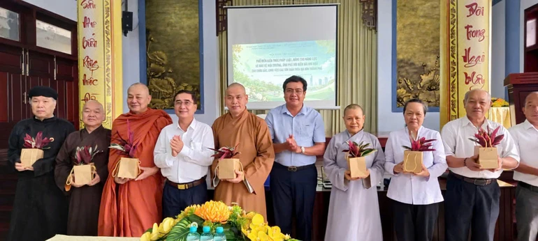 Ban Tổ chức đã trao tặng cây xanh đến các đại diện, hưởng ứng phong trào “Thành phố muôn sắc hoa”
