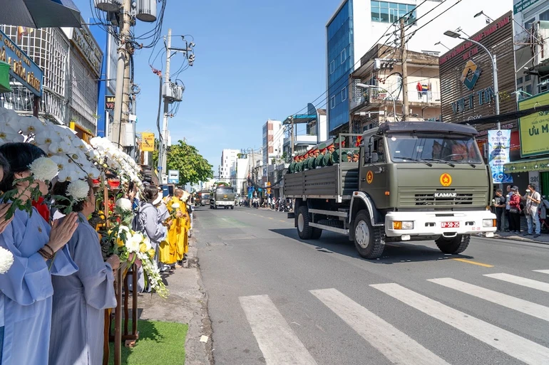 Chư Tăng và Phật tử chùa Bửu Đà cầm hoa trắng tiễn đưa 731 liệt sĩ về nơi an nghỉ tại Nghĩa trang Liệt sĩ Thành phố