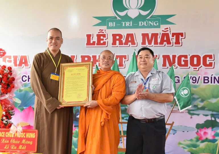 Đại đức Thích Hải Nguyện, Trưởng ban Hoằng pháp và Hướng dẫn Phật tử tỉnh Đắk Lắk trao quyết định thành lập Gia đình Phật tử Ngọc Nhiên đến Đại đức Thích Giác Thăng 