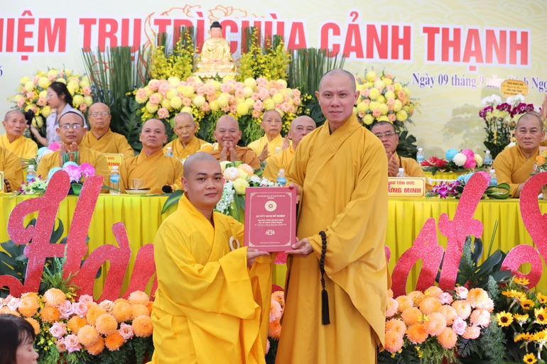 Thượng tọa Thích Nguyên Minh trao quyết định bổ nhiệm trụ trì chùa Cảnh Thạnh đến Đại đức Thích Nhuận Long 