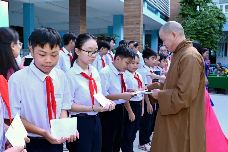 Trao học bổng “Tiếp sức đến trường - Chắp cánh ước mơ” tại Trường THCS Thắng Nhì