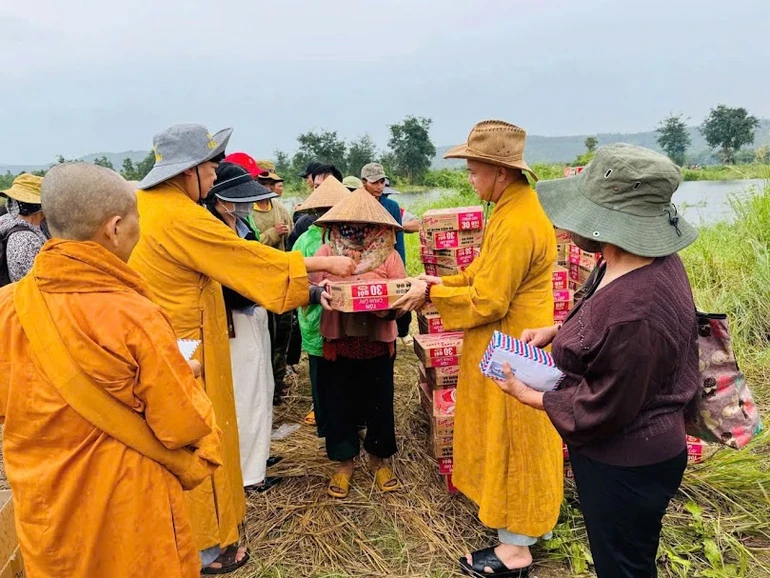 Ban Kinh tế Tài chính - Từ thiện xã hội GHPGVN tỉnh Gia Lai tặng quà đến đồng bào dân tộc thiểu số