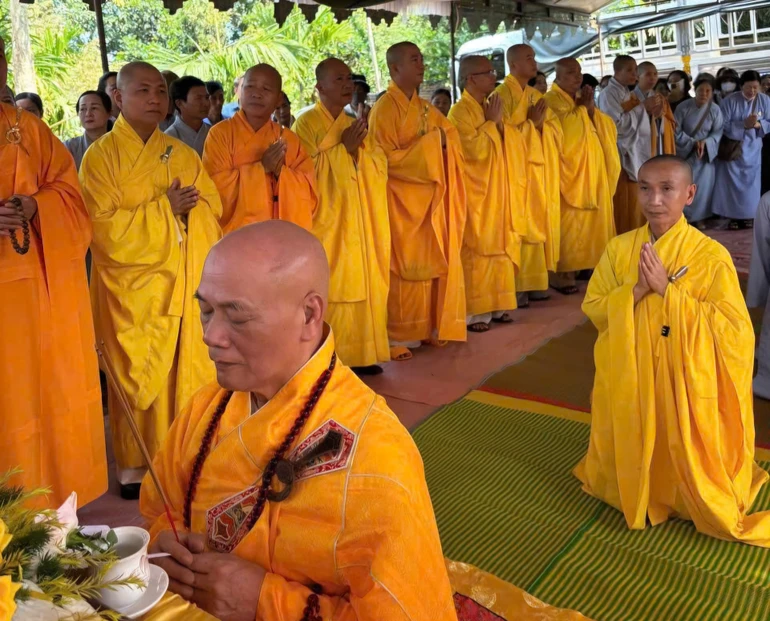 Chư tôn đức dâng hương, đảnh lễ Tam bảo 