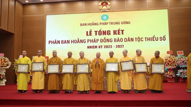 Thượng tọa Thích Chiếu Tuệ trao Bằng tuyên dương công đức của Ban Hoằng pháp Trung ương đến Phân ban Hoằng pháp Đồng bào dân tộc thiểu số