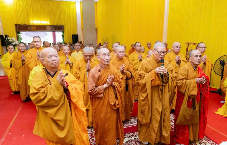 Chư tôn giáo phẩm Chứng minh, Ban Trị sự GHPPGVN tỉnh Đắk Lắk viếng tang Trưởng lão Hòa thượng Thích Đồng Tiến